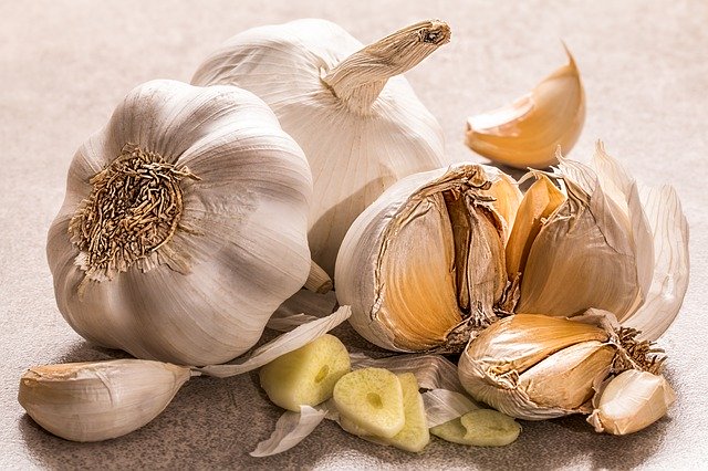 Knoblauchknollen und -Zehen