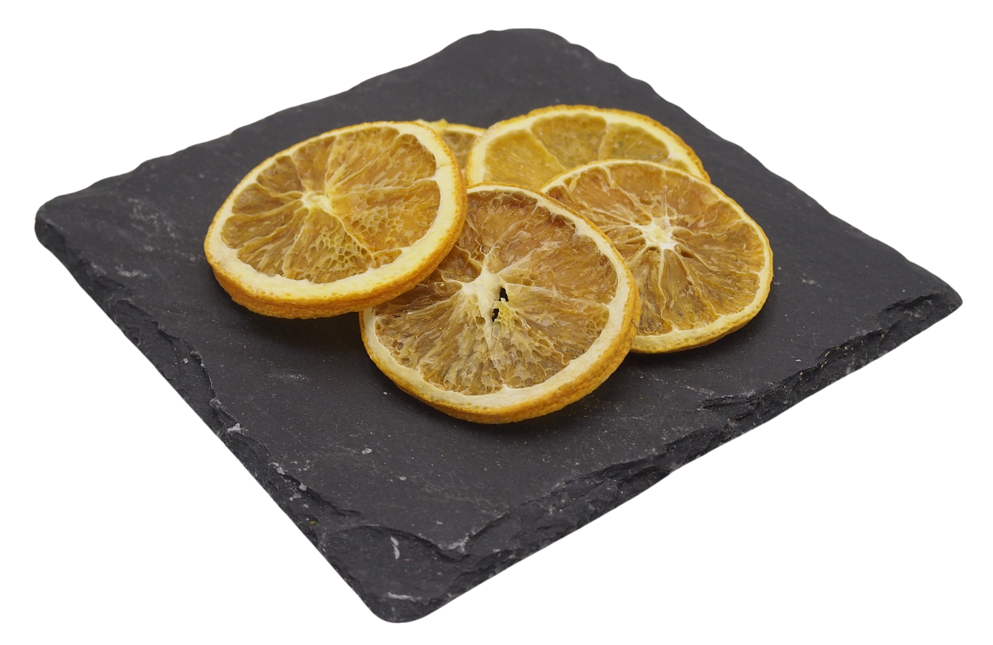 Getrocknete Orangenscheiben auf Schiefertafel