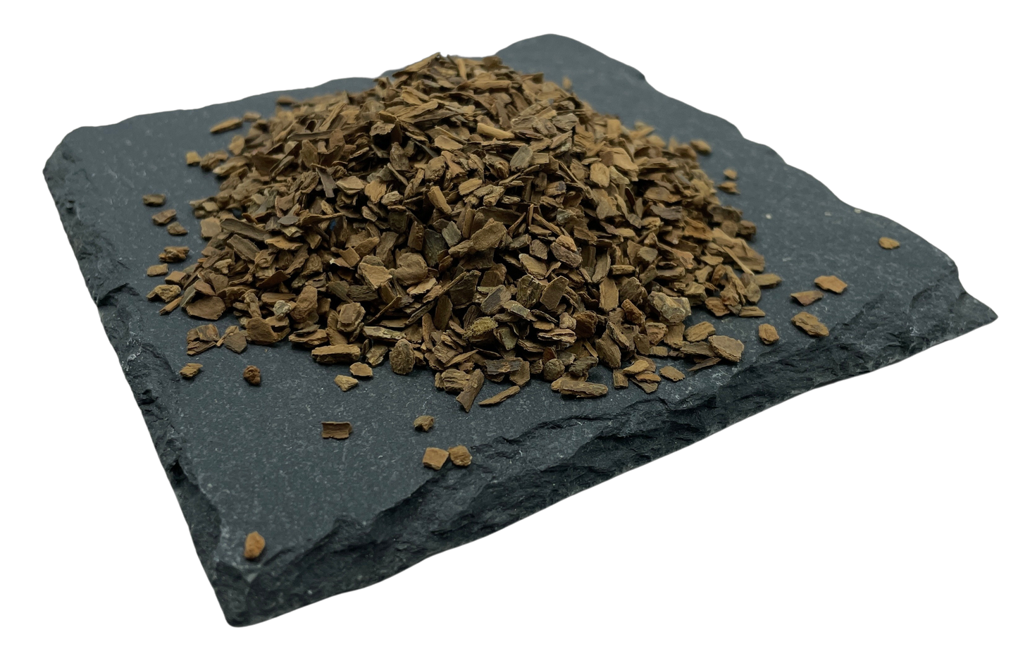 Getrocknete und geschnittene Zimtrinde auf Schiefertafel