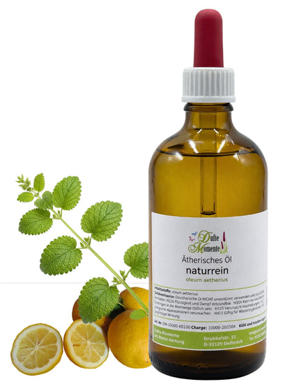 100-ml-Flasche mit Pipette der ätherischen Ölmischung Melisse-Zitrone von Dufte Momente mit Melisseblättern und Zitronen auf weißem Hintergrund