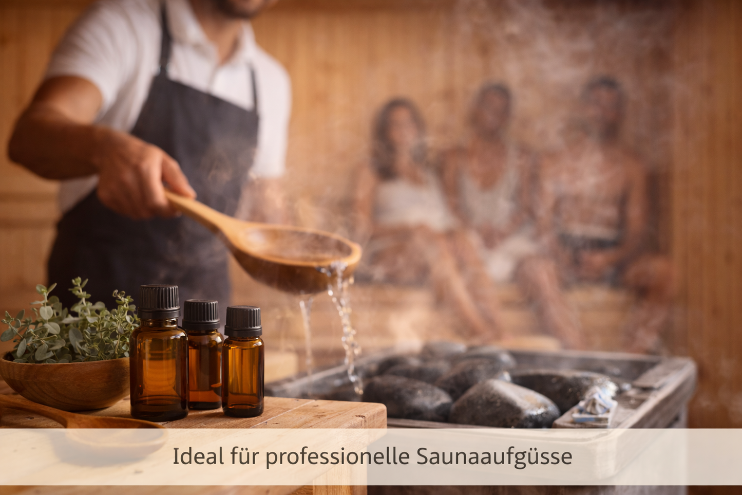 Saunaaufguss mit ätherischen Ölen auf heißen Saunasteinen in professioneller Sauna Umgebung