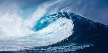 Große blauschwarze Meereswelle