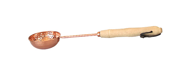 Kupferkelle mit Holzgriff