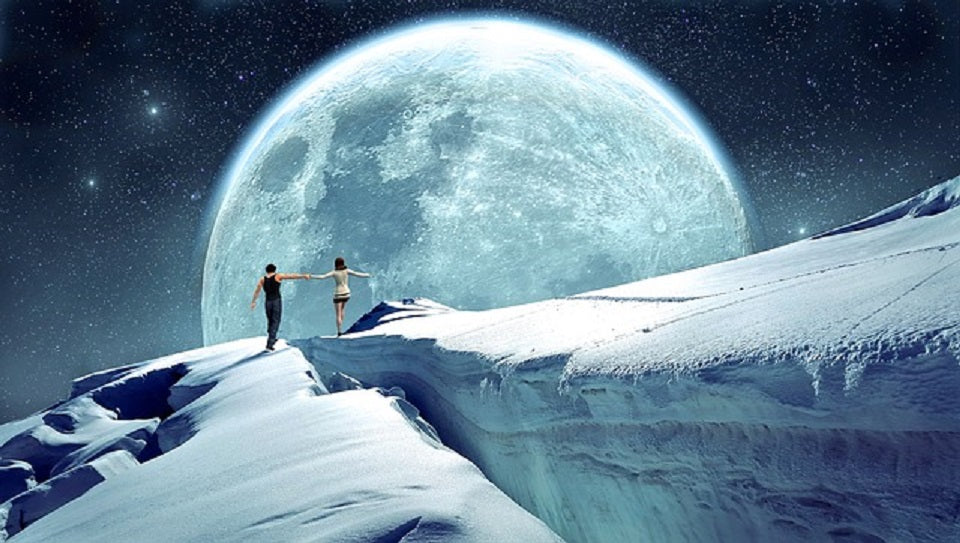 Zwei Menschen in der Nacht auf einem Gletscher