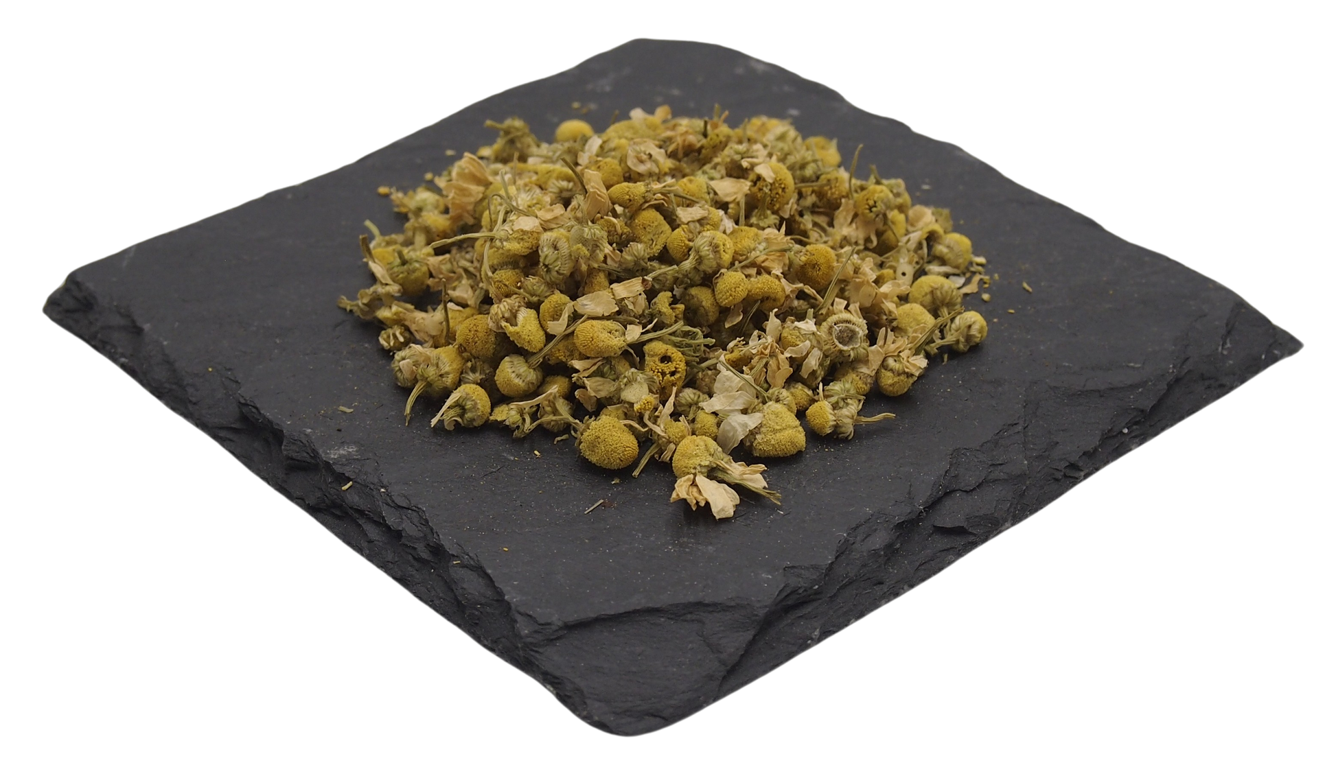 Getrocknete ganze Kamillenblüten auf Schiefertafel