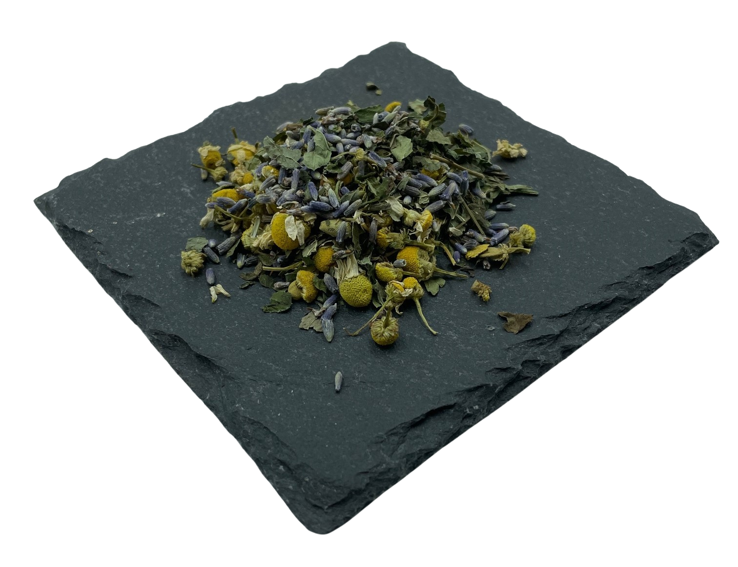 Kräutermix getrocknete Kamilleblüten, Lavendel, Melisse und Pfefferminz auf Schiefertafel