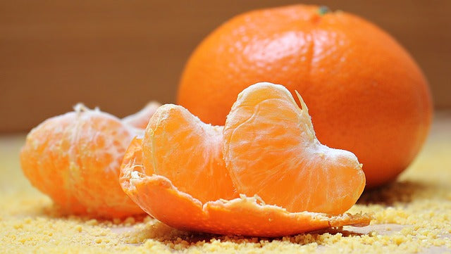Mandarinenstücke und eine ganze Mandarine