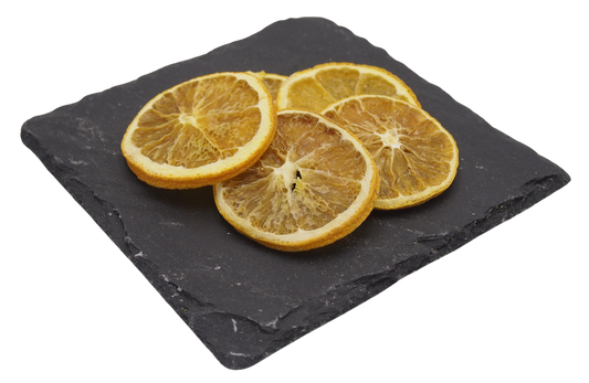 Getrocknete Orangenscheiben auf Schiefertafel