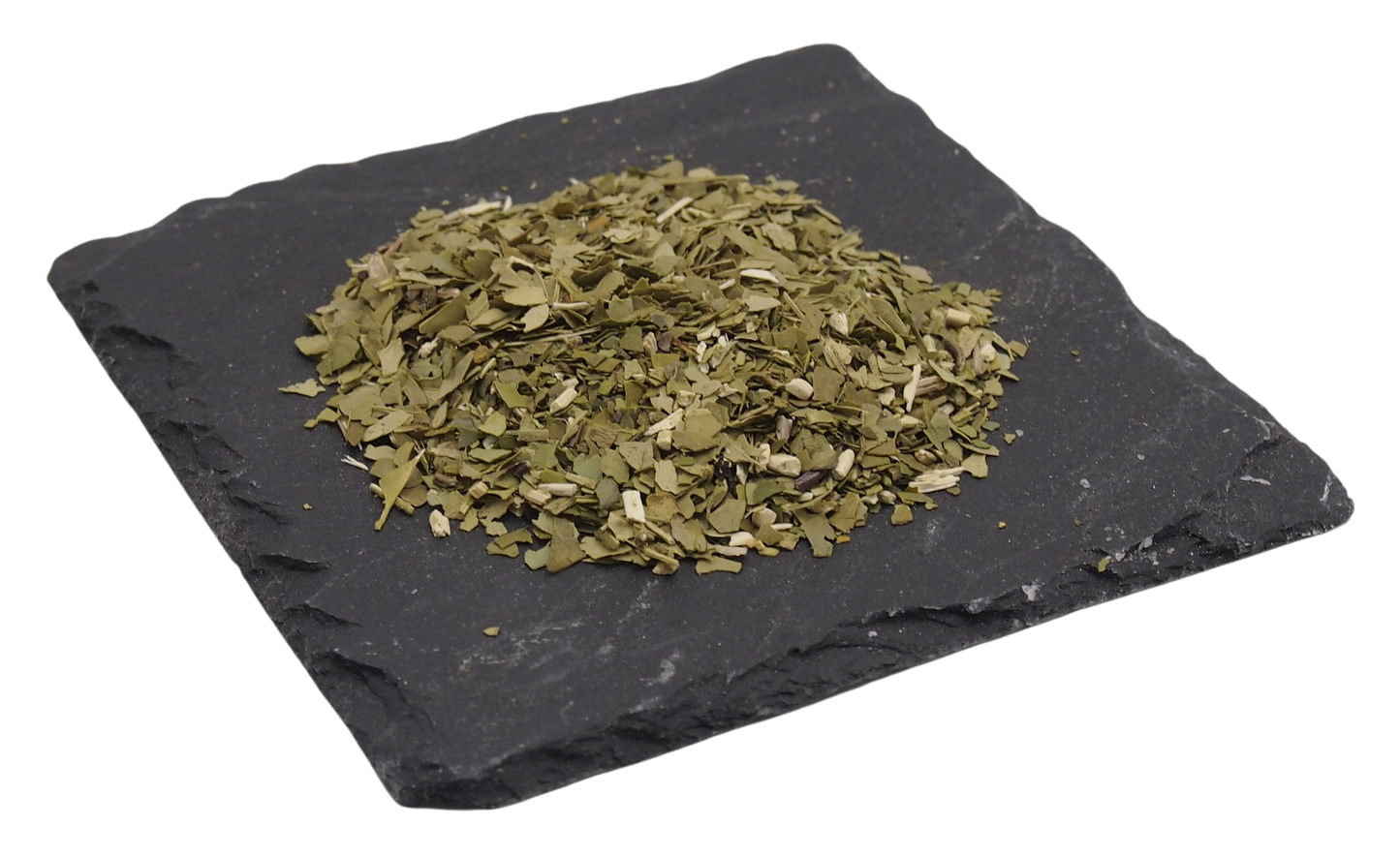 Getrocknete und geschnittene Pfefferminzblätter auf Schiefertafel
