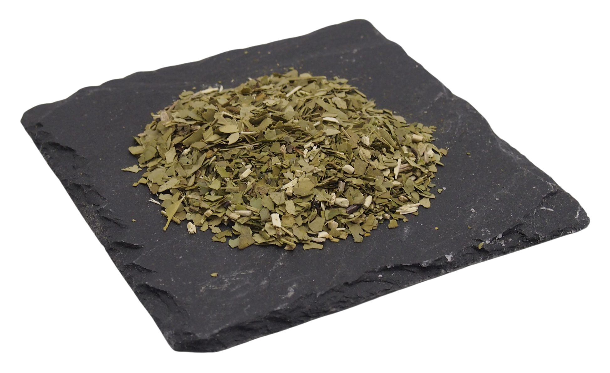Getrocknete und geschnittene Pfefferminzblätter auf Schiefertafel