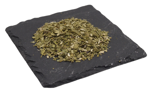 Getrocknete und geschnittene Pfefferminzblätter auf Schiefertafel