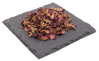 Getrocknete Rosenblüten auf Schiefertafel