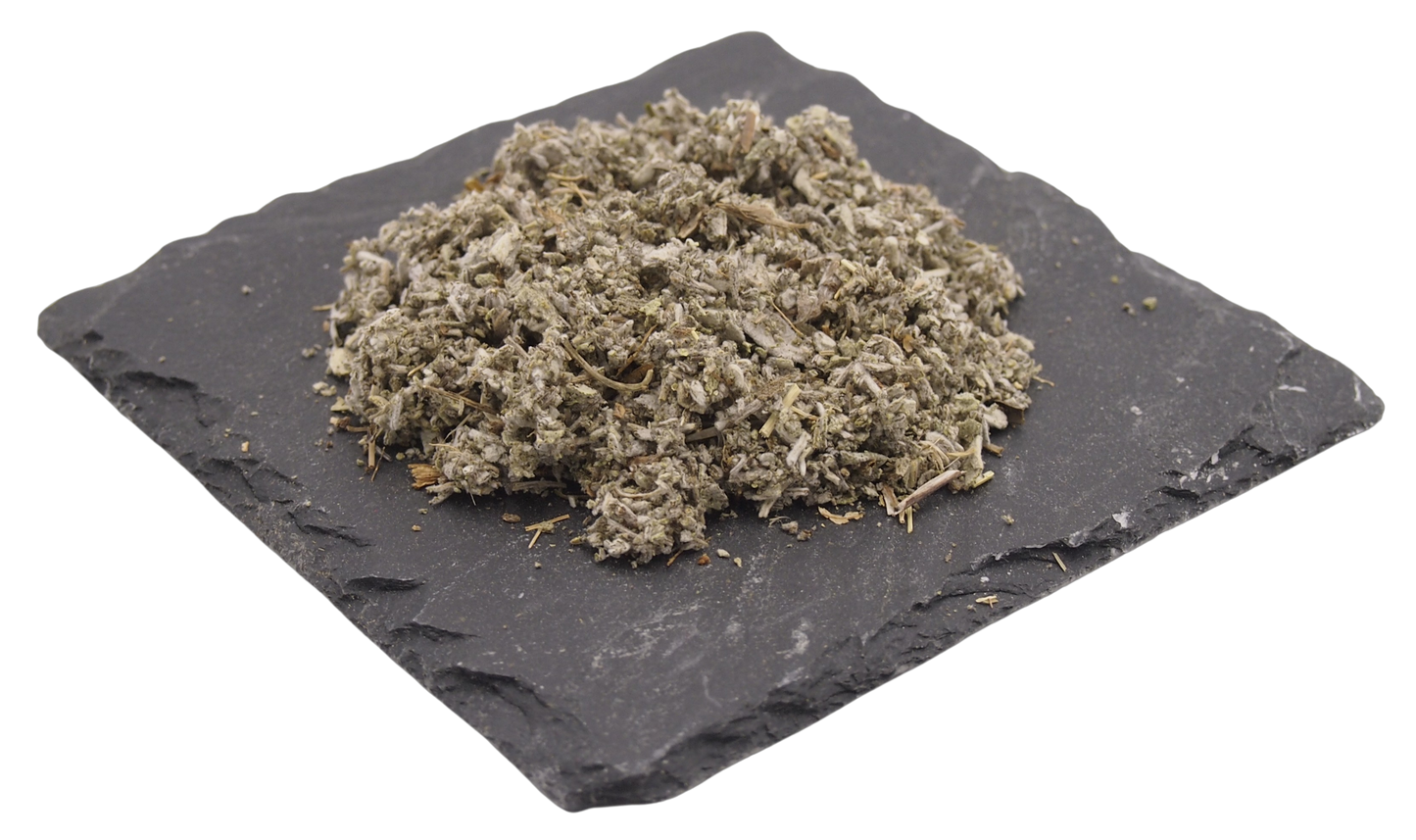 Getrocknete, geschnittene Salbeiblätter auf Schiefertafel