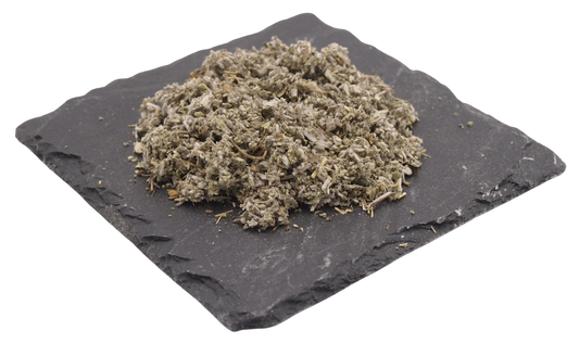 Getrocknete, geschnittene Salbeiblätter auf Schiefertafel