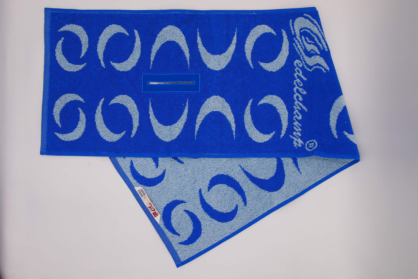 Saunaschal, halb herübergeklappt