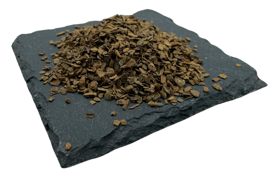 Getrocknete und geschnittene  Zimtrinde auf Schiefertafel