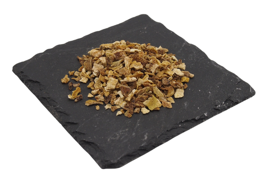 Getrocknete und geschnittene Zitronen auf Schiefertafel