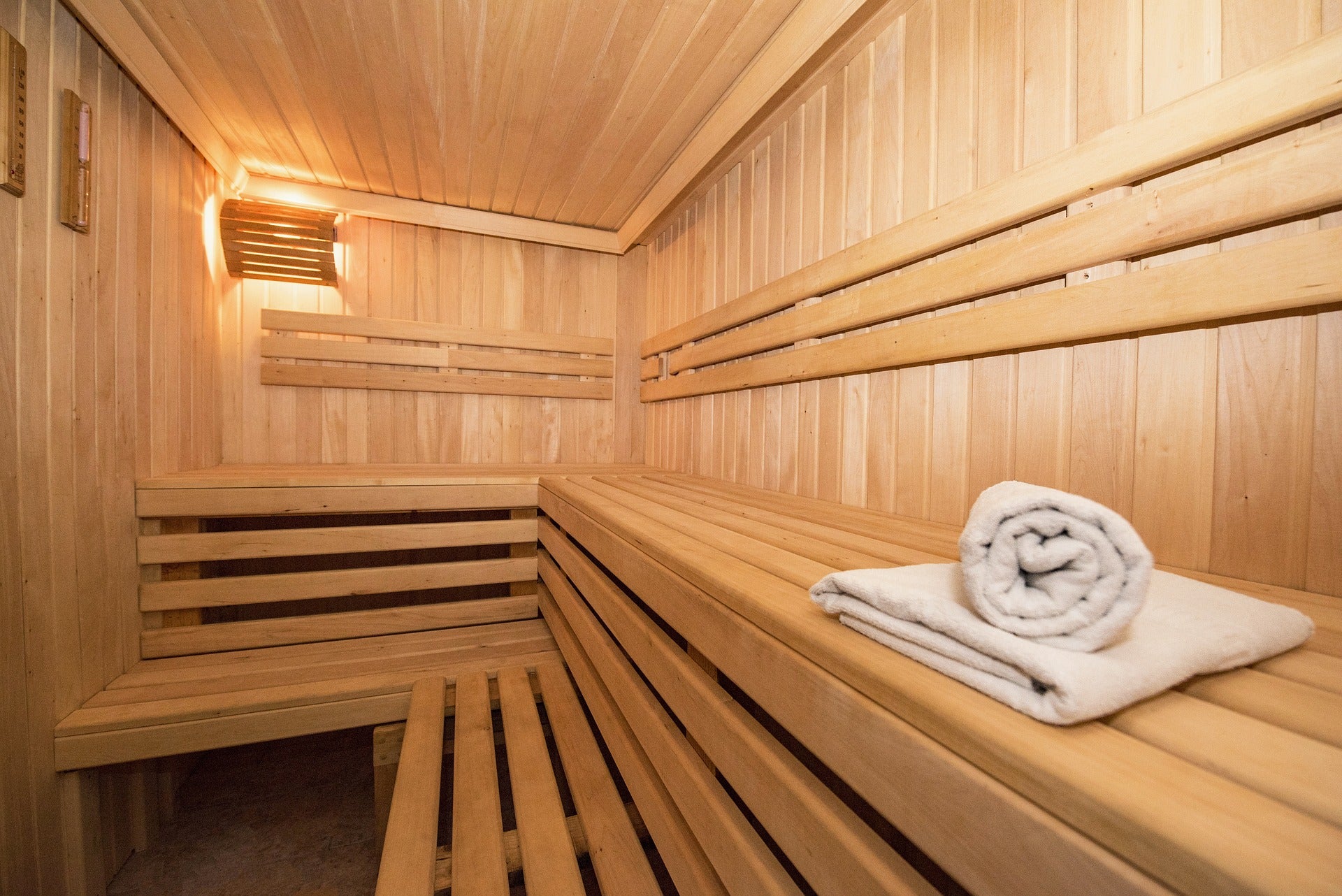 Holzsauna mit Handtuch auf Bank